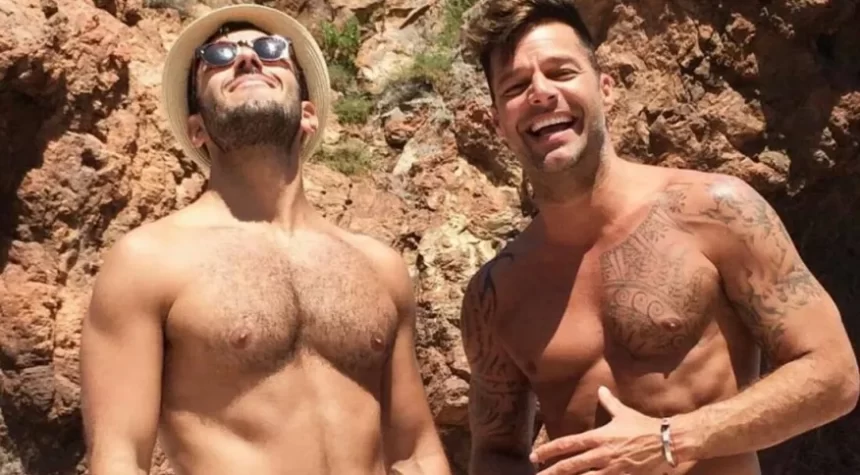 Ricky Martin e Jwan Yosef sem camisa durante viagem