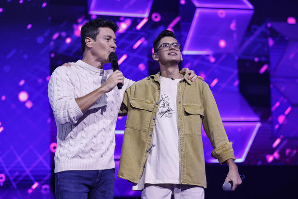 Rodrigo Faro e Gustavo Dias no palco do Canta Comigo Teen