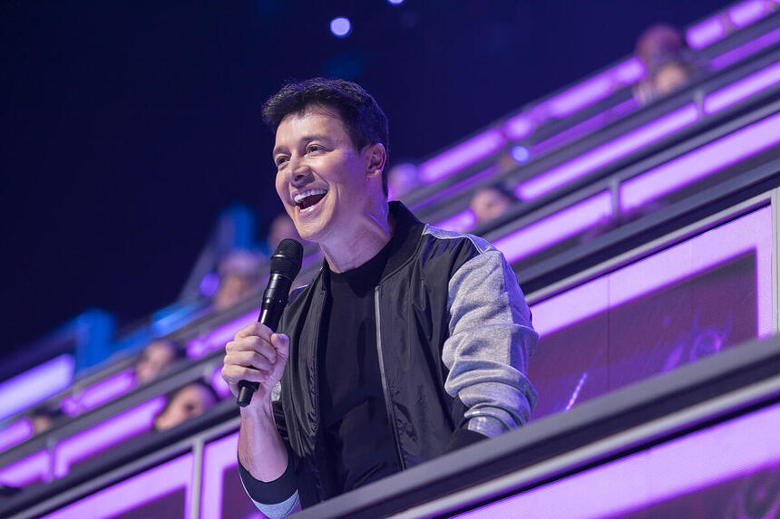 Rodrigo Faro posicionado no painel de jurados em trecho da estreia do Canta Comigo Teen 4