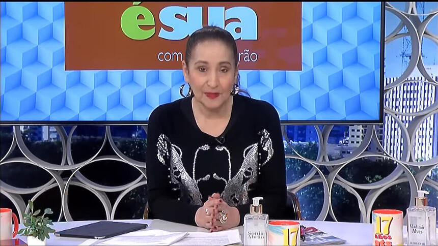 Sonia Abrão em trecho de comentário na bancada do A Tarde é Sua