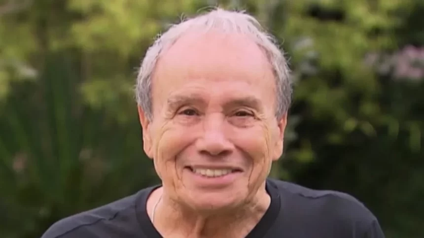 Stenio Garcia de camisa preta, sorrindo, durante gravações na TV Globo