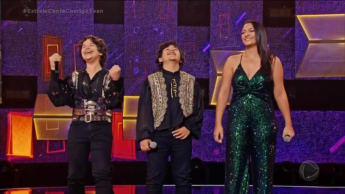 Miguel Piemonte e Nycolas e Santyago e Agatha no encerramento da estreia do Canta Comigo Teen 4