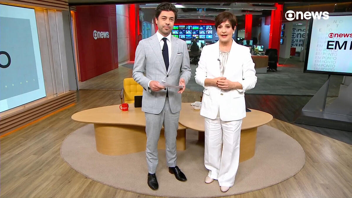 Tiago Eltz e Mônica Waldvogel em pé no estúdio do Em Ponto, na GloboNews