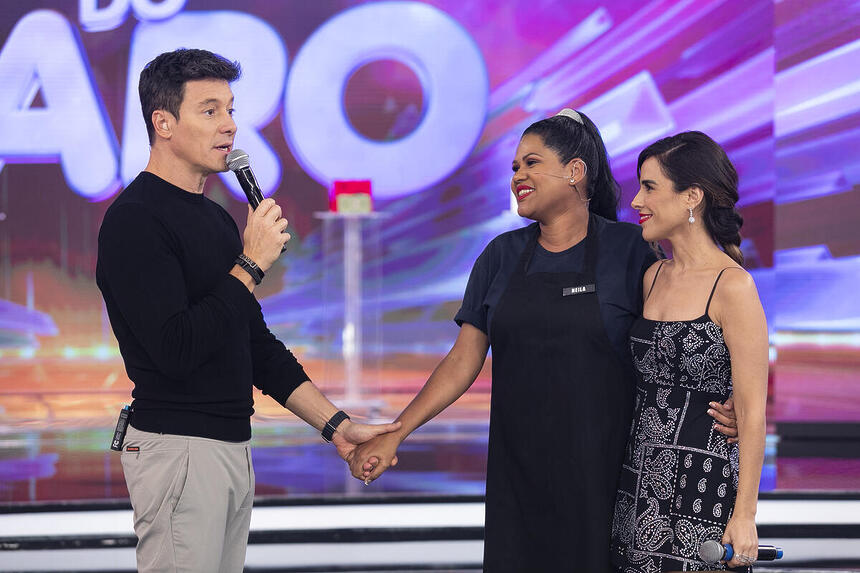 Rodrigo Faro, ao lado de Wanessa Camargo e sua fã no palco do Hora do Faro