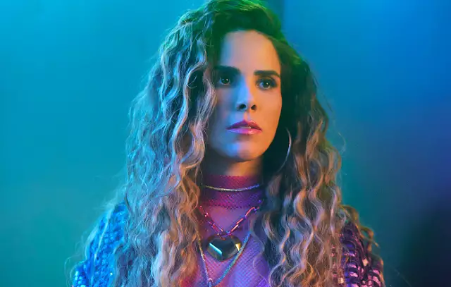 Wanessa Camargo de cabelo cacheado, maquiada e caracterizada para o videoclipe de Fora do Radar