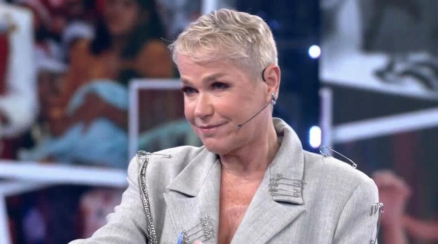 Xuxa com semblante triste no Domingão