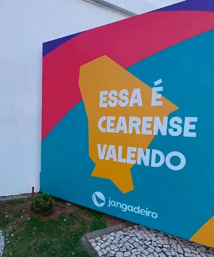 Entrada da sede da TV Jangadeiro com o novo logo