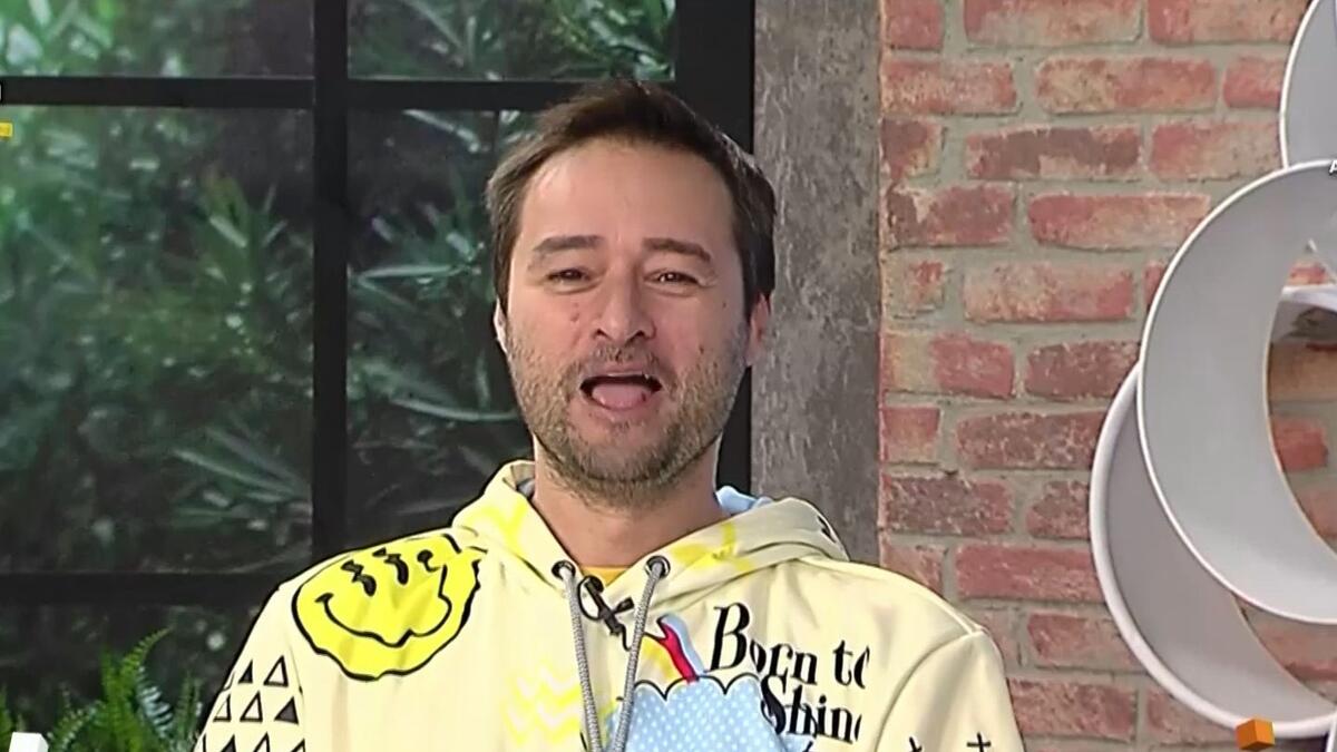 Alessandro Lo-Bianco abrindo a boca durante o A Tarde é Sua desta segunda-feira (24)