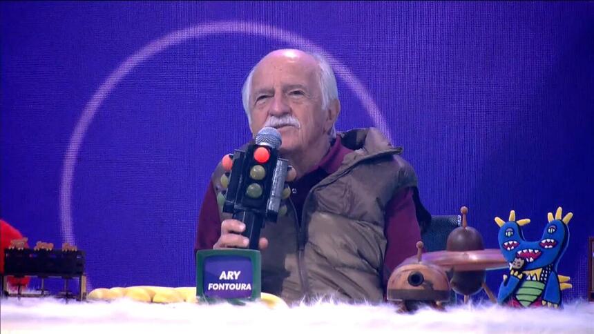 Ary Fontoura segura o microfone do Caldeirola no Caldeirão com Mion