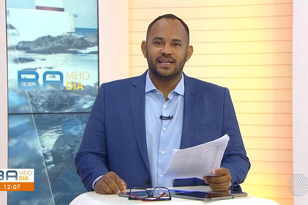 Vanderson Nascimento lendo uma lauda do Bahia Meio Dia na TV Bahia Globo