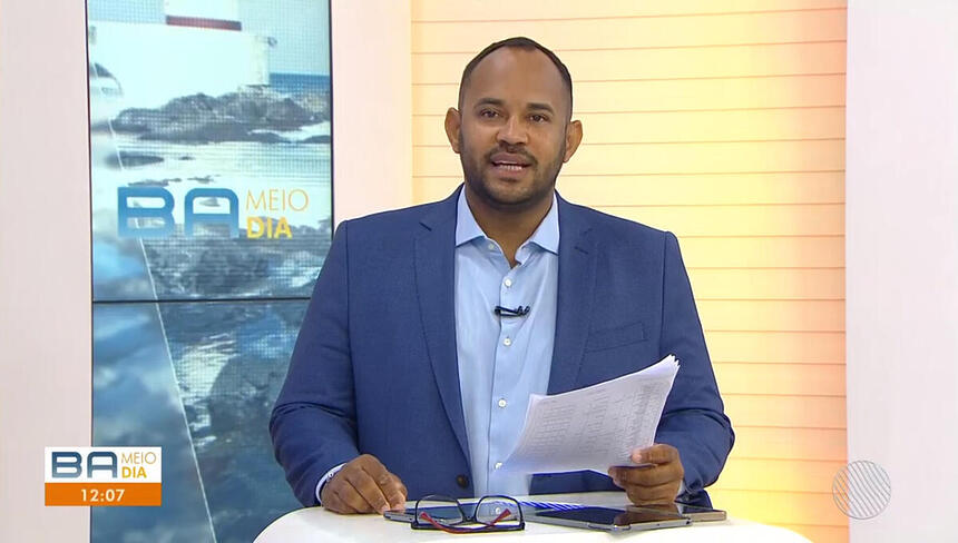 Vanderson Nascimento lendo uma lauda do Bahia Meio Dia na TV Bahia Globo