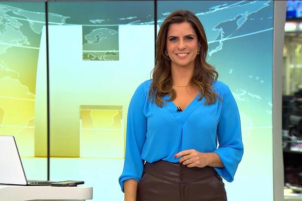 Camila Bomfim sorrindo durante chamada do Jornal Hoje deste sábado, 08/07/2023