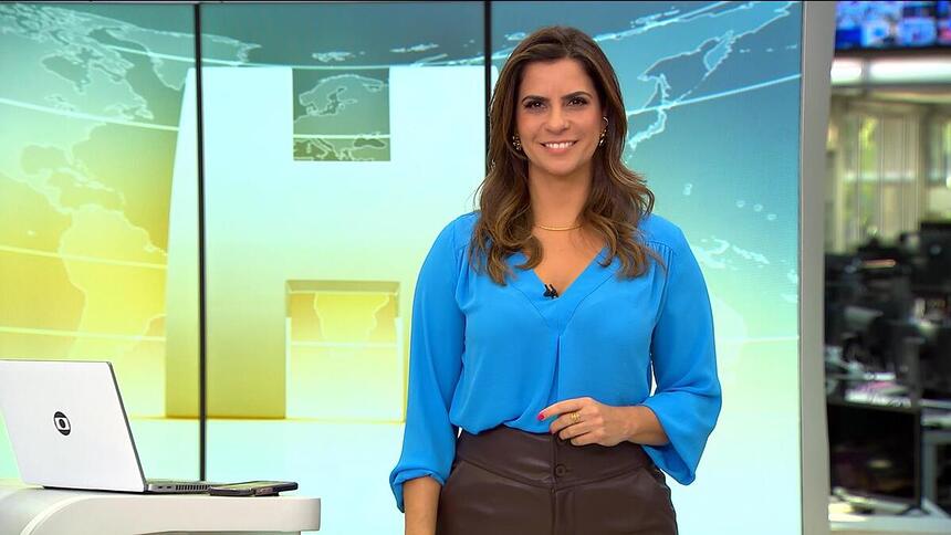 Camila Bomfim sorrindo durante chamada do Jornal Hoje deste sábado, 08/07/2023