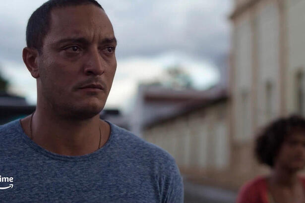 Allan Souza Lima como Ubaldo, chorando, em cena da série Cangaço Novo do Prime Video