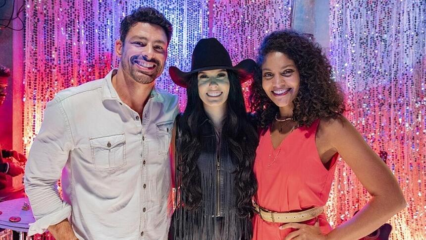 Cauã Reymond, Ana Castella e Barbara Reis em cena de Terra e Paixão