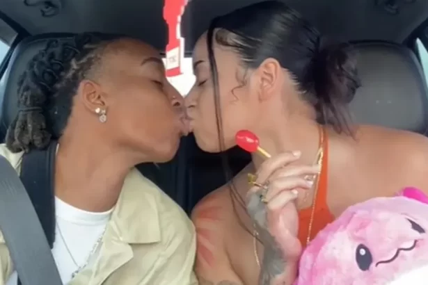 Daze e Camilly Victória se beijando num carro