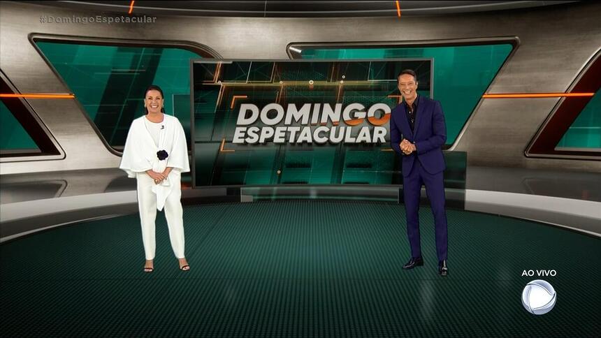 Carolina Ferraz e Sergio Aguiar apresentando o Domingo Espetacular