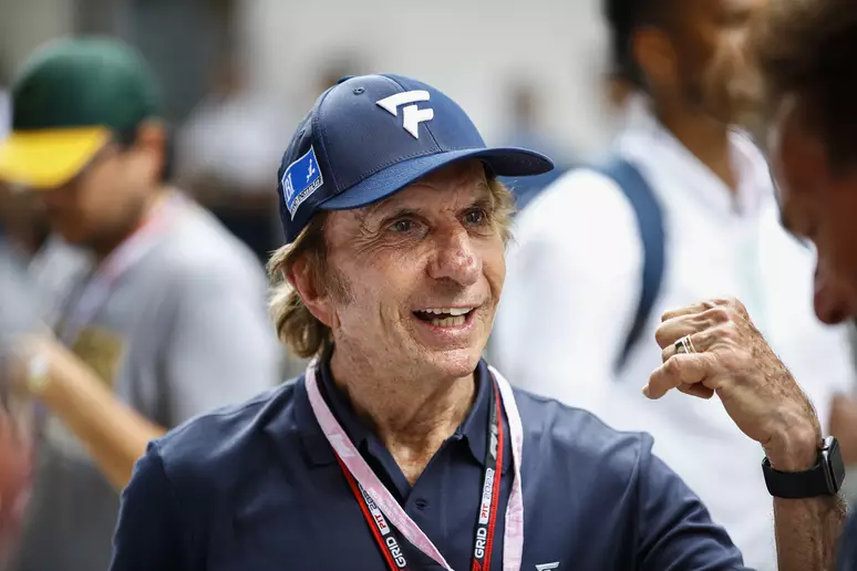 Emerson Fittipaldi com boné