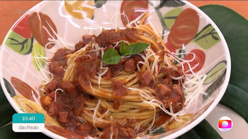 Espaguete à matriciana já pronto no prato do É de Casa, receita de Rainer Cadete