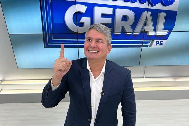 Gernand Lopes aponta o dedo para cima em imagem dentro do estúdio do Balanço Geral PE da TV Guararapes