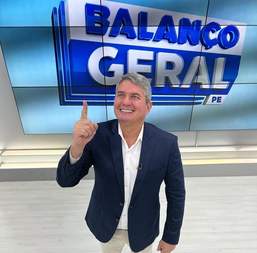 Gernand Lopes aponta o dedo para cima em imagem dentro do estúdio do Balanço Geral PE da TV Guararapes