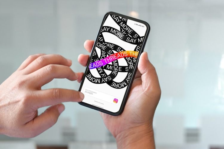 Mão mexe no aplicativo Threads do Instagram
