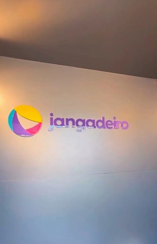 Novo logo da TV Jangadeiro na sede da emissora 