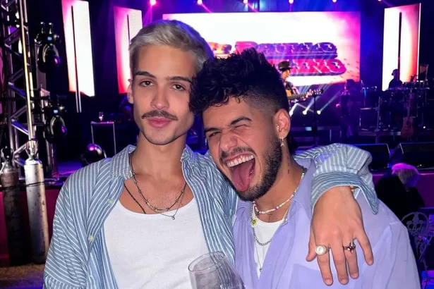 João Guilherme e Zé Felipe posando juntos nos bastidores de um show