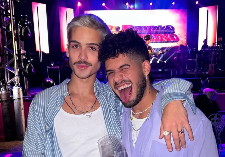 João Guilherme e Zé Felipe posando juntos nos bastidores de um show