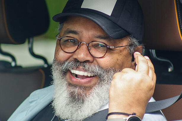 Jorge Aragão sorrindo dentro de um carro