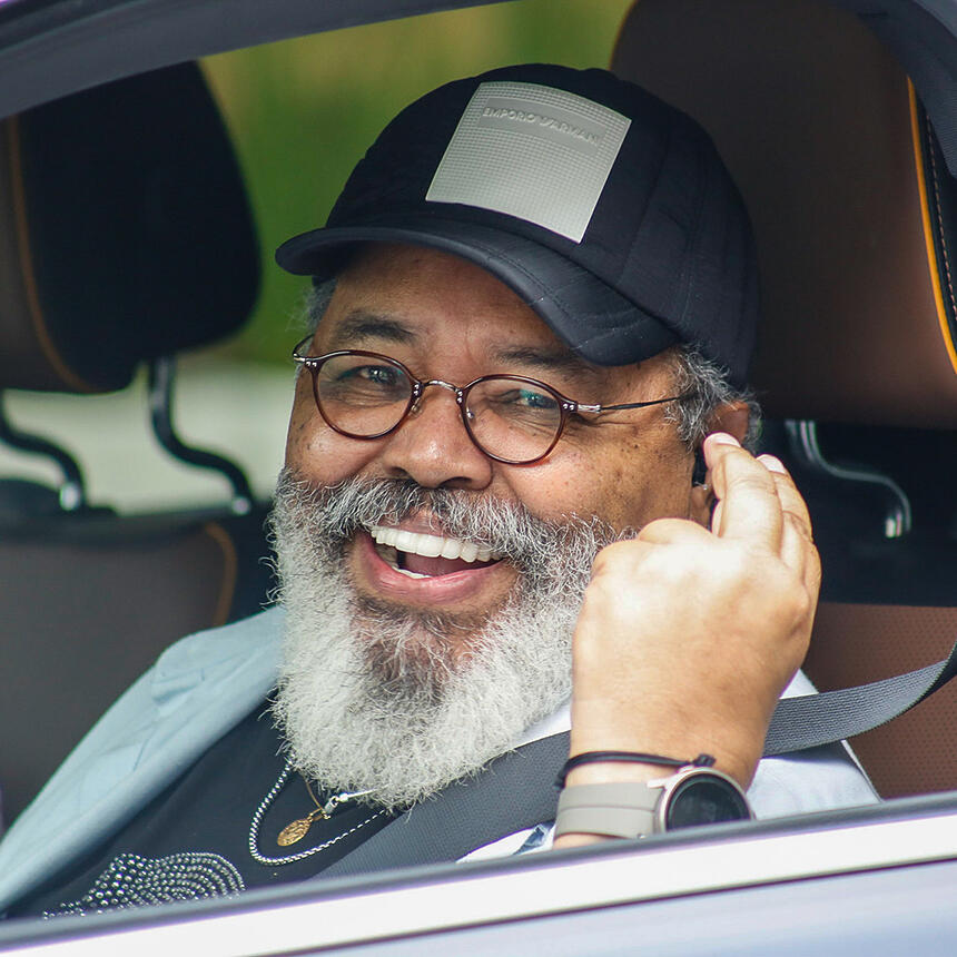 Jorge Aragão sorrindo dentro de um carro