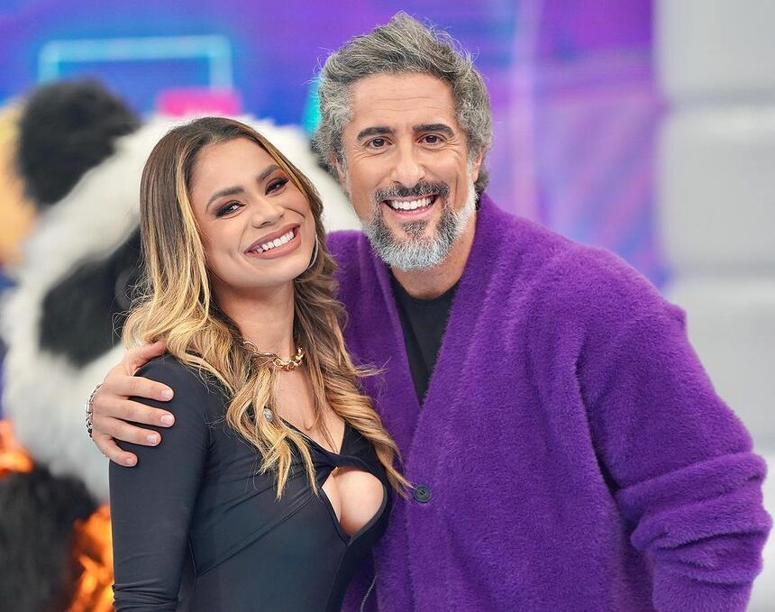 Marcos Mion abraça Lexa no Caldeirão