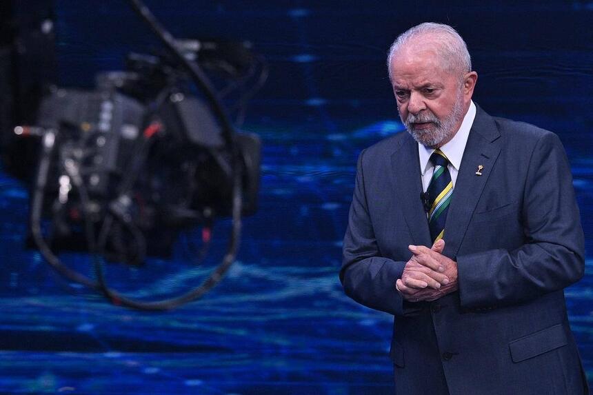 Lula olha para câmera durante debate na TV. Presidente estará na Record