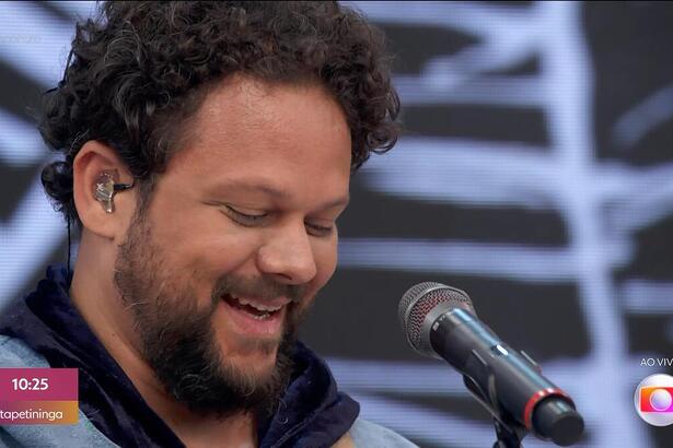 Marcos Almeida sorrindo antes de se apresentar no Encontro