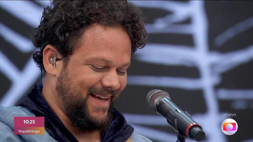 Marcos Almeida sorrindo antes de se apresentar no Encontro