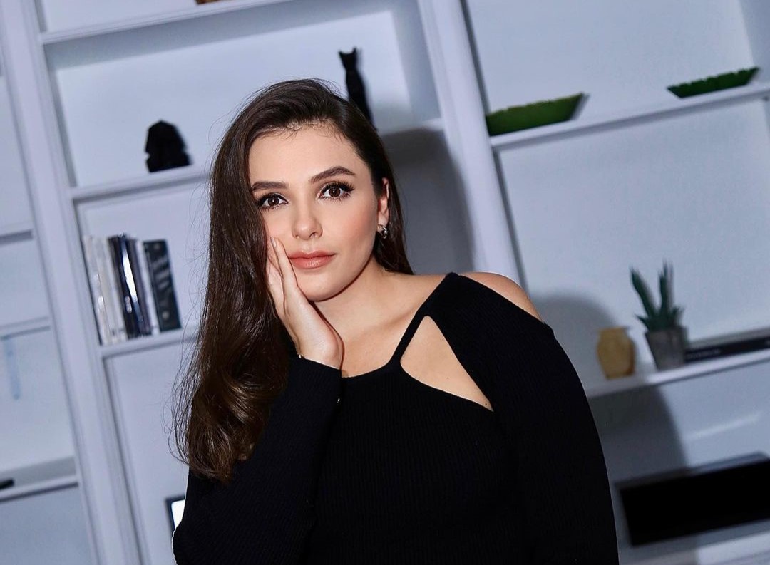 Monica Iozzi com a mão no rosto. A atriz está fora do elenco de Elas por Elas