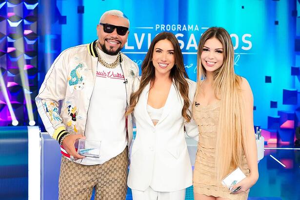 Patrícia Abravanel abraça Naldo Benny e Melody no palco do Programa Silvio Santos