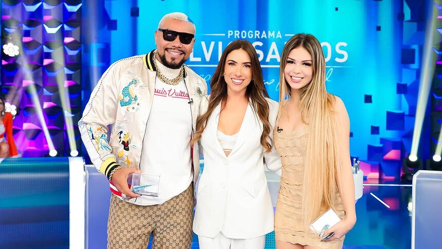 Patrícia Abravanel abraça Naldo Benny e Melody no palco do Programa Silvio Santos