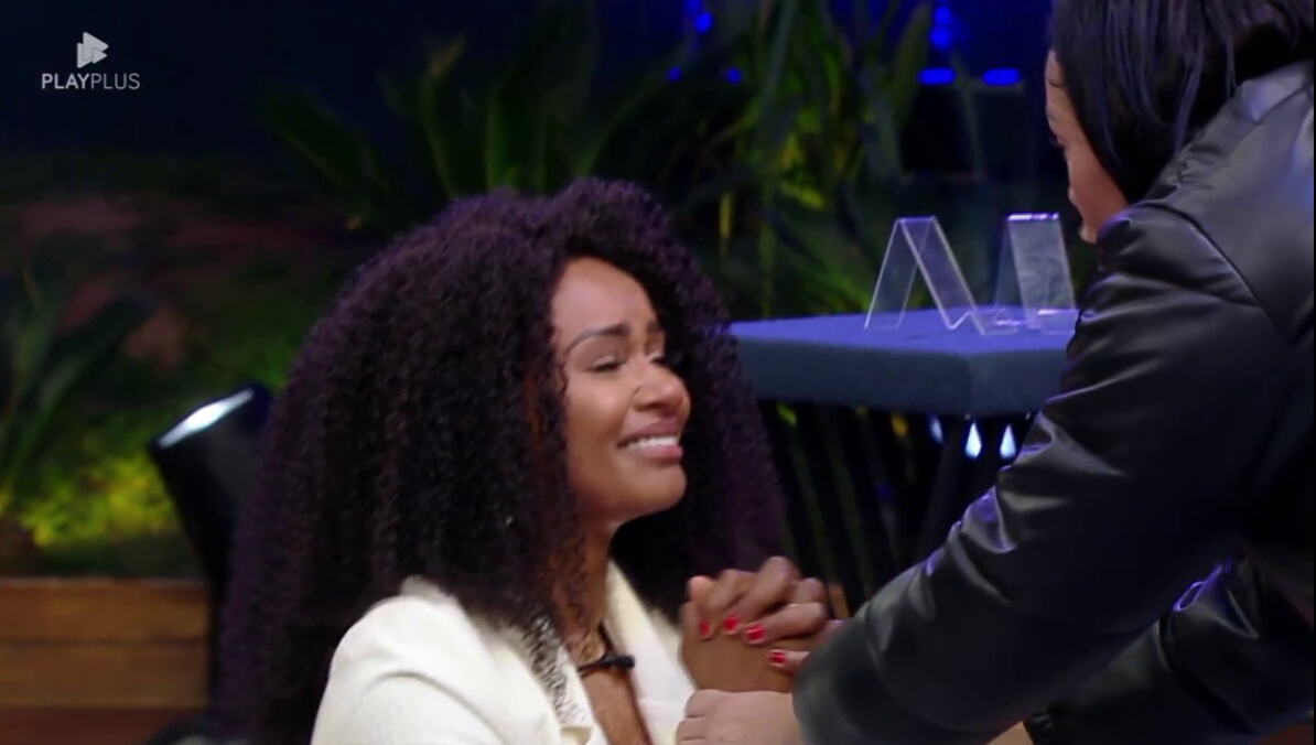 Natália Deodato chora ao colocar Sandra Melquiades como última Dona da Mansão ao seu lado no A Grande Conquista