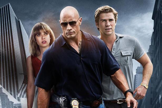 Liam Hemsworth, Dwayne Johnson e Emma Roberts em arte de divulgação do filme O Grande Assalto, exibido no Cine Espetacular do SBT