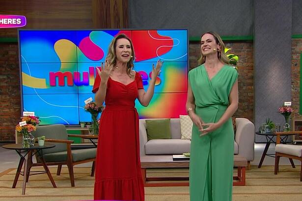 Pamela Domingues de vestido vermelho e Regiane Tápias de vestido verde na estreia do novo Mulheres