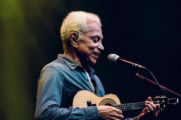 Paulinho da Viola tocando cavaquinho