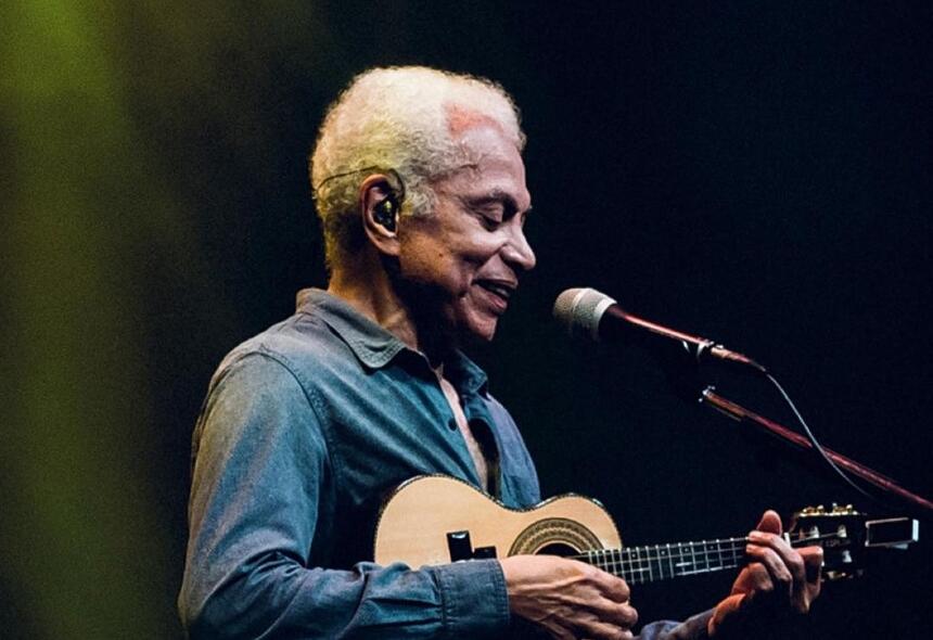 Paulinho da Viola tocando cavaquinho