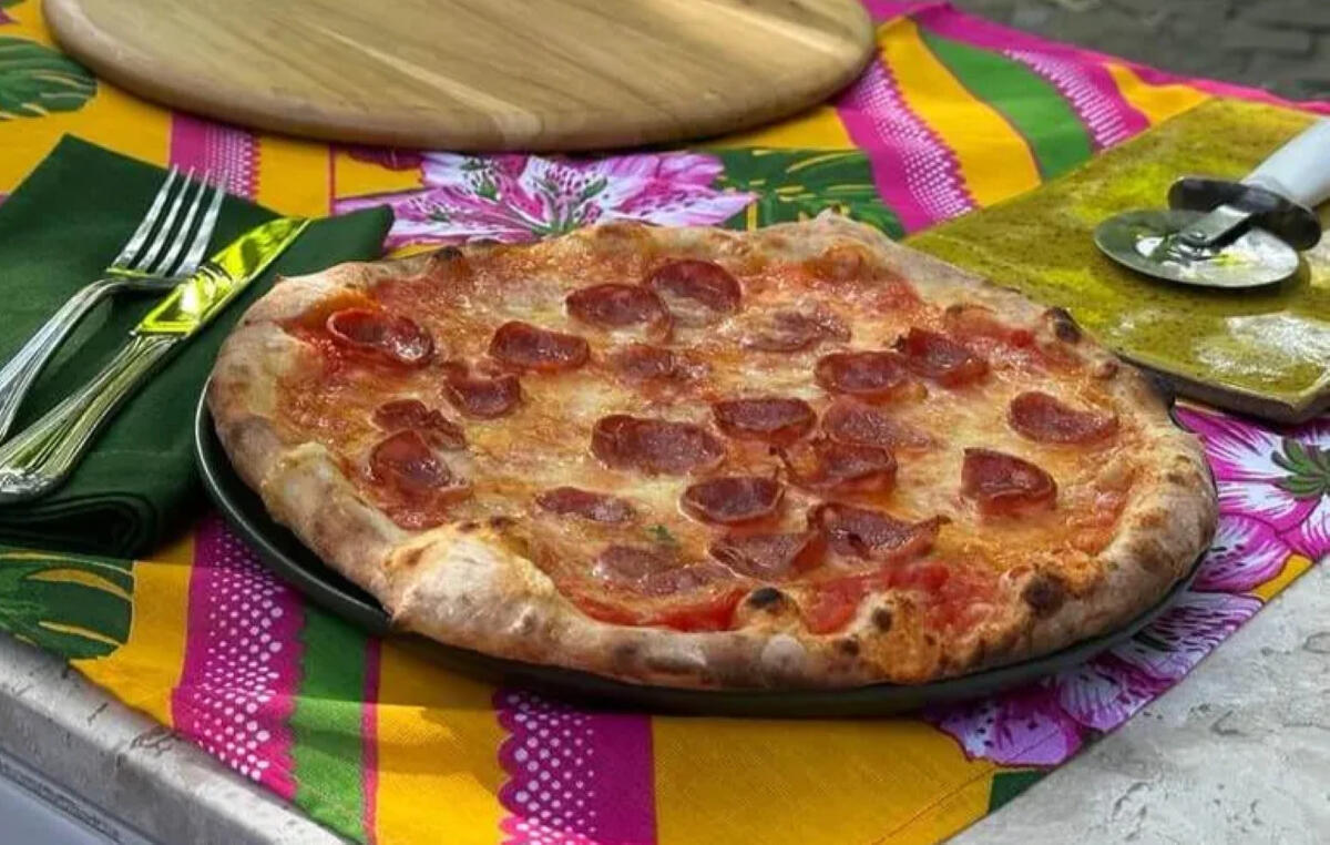 Pizza do chef Sei Shiroma pronta no balcão do É de Casa