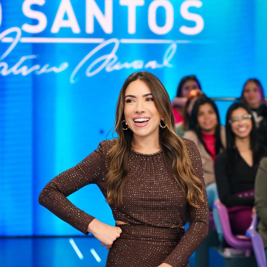 Patrícia Abaravanel sorrindo enquanto apresenta o Programa Silvio Santos