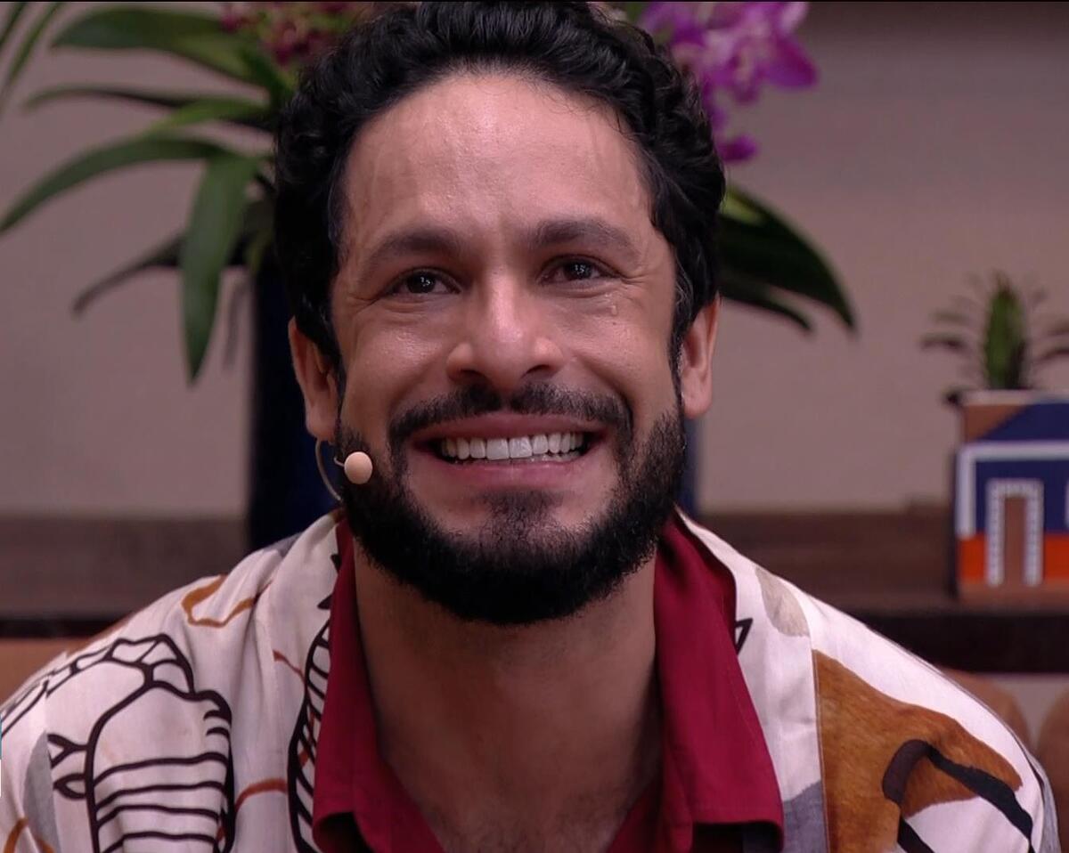 Lágrima escorrendo do olho direito do ator Rainer Cadete ao ver o filho no É de Casa