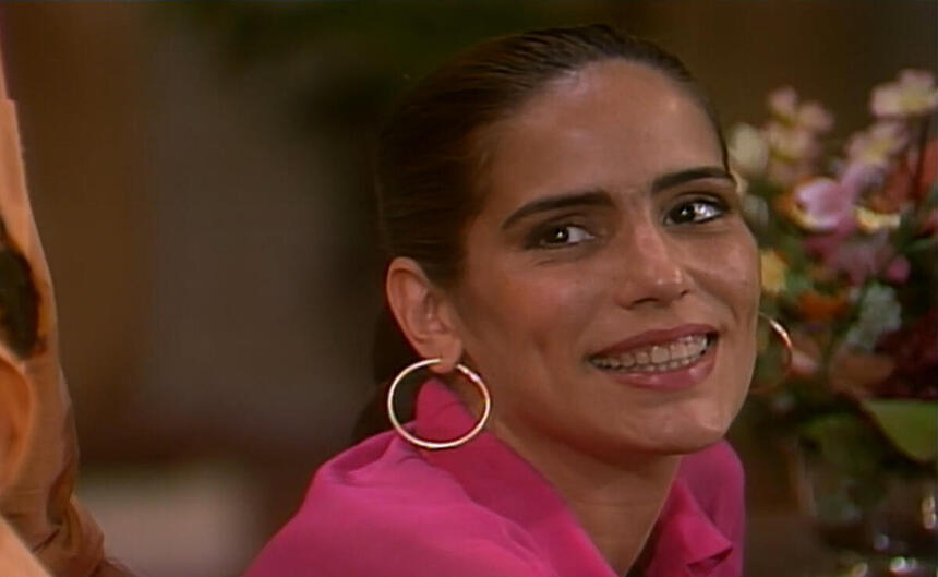 Raquel (Gloria Pires) sorrindo em cena de Mulheres de Areia