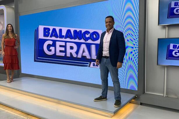 Jessica Smetak e José Eduardo Bocam em frente ao telão do Balanço Geral BA, líder de audiência na Record TV Itapoan