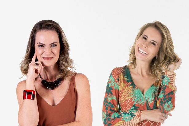 Regiane Tápias e Pamela Domingues sorrindo em foto de divulgação do novo Mulheres