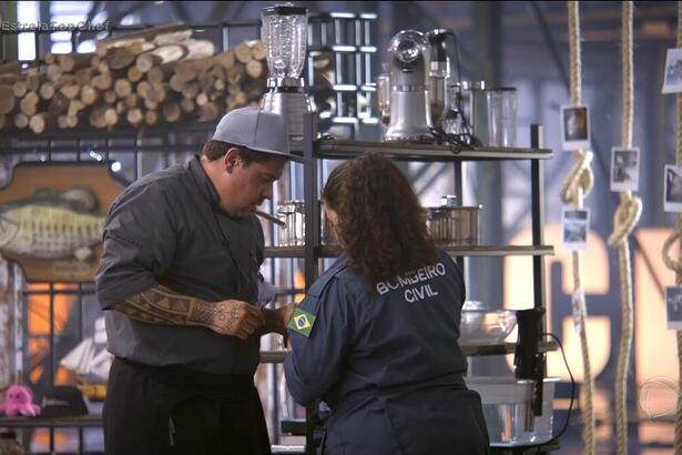 Equipe médica do Top Chef Brasil 4 atende participante que cortou o dedo